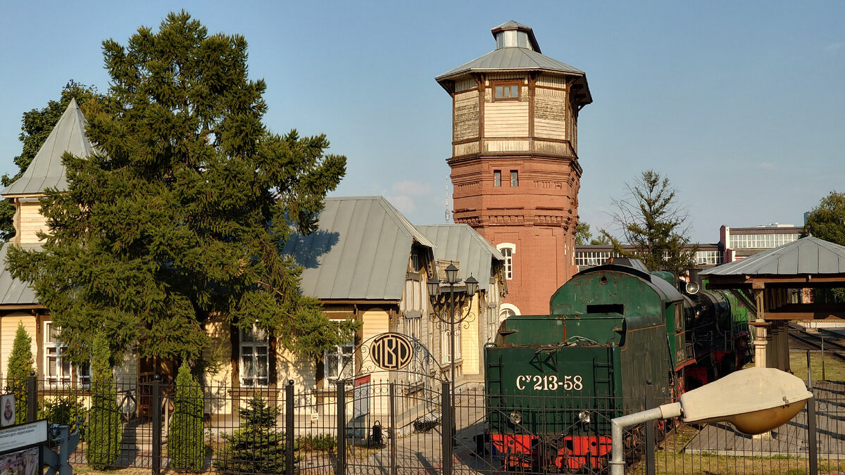 В этот раз мы посетим место, в котором бережно сохранилось самое начало XX века: музейно-производственный комплекс «Паровозное депо» на станции Подмосковная.