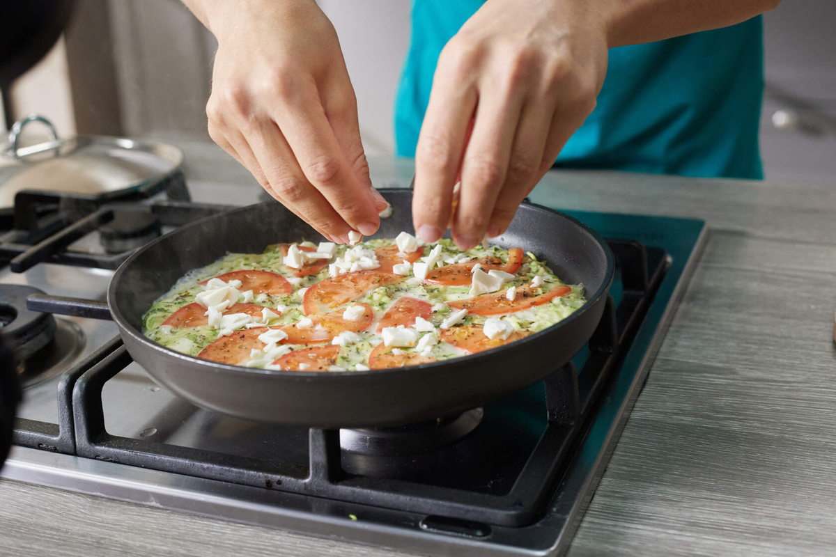 Рецепт кабачковой пиццы на сковородке от Александра Бельковича | СТС | Дзен