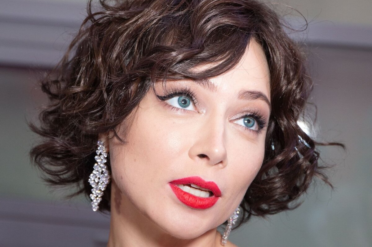     Звезда обнажила грудь: Настасья Самбурская разделась до трусиков и снялась в мерцающей сетке