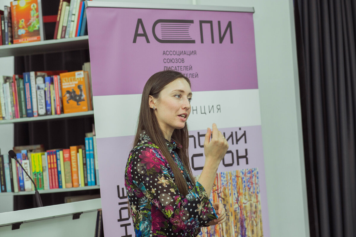 На фото писатель Антонина Яхина на встрече с резидентами. Фотограф Ольга Дудукалова