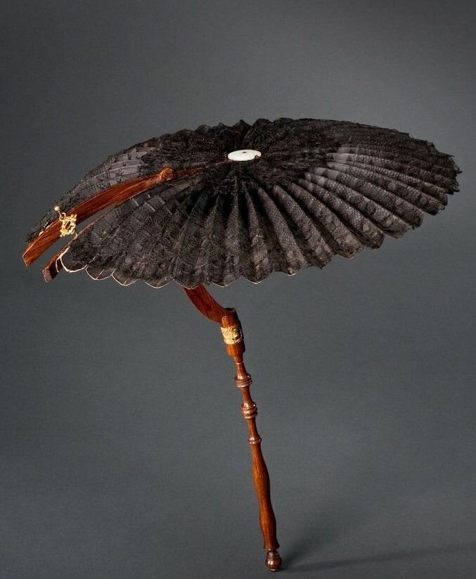 Первые зонтики. Зонтик парасоль 19 век. Парасоль зонт Марии Антуанетты. Парасоль зонт 20 век. Парасоль зонт стимпанк.