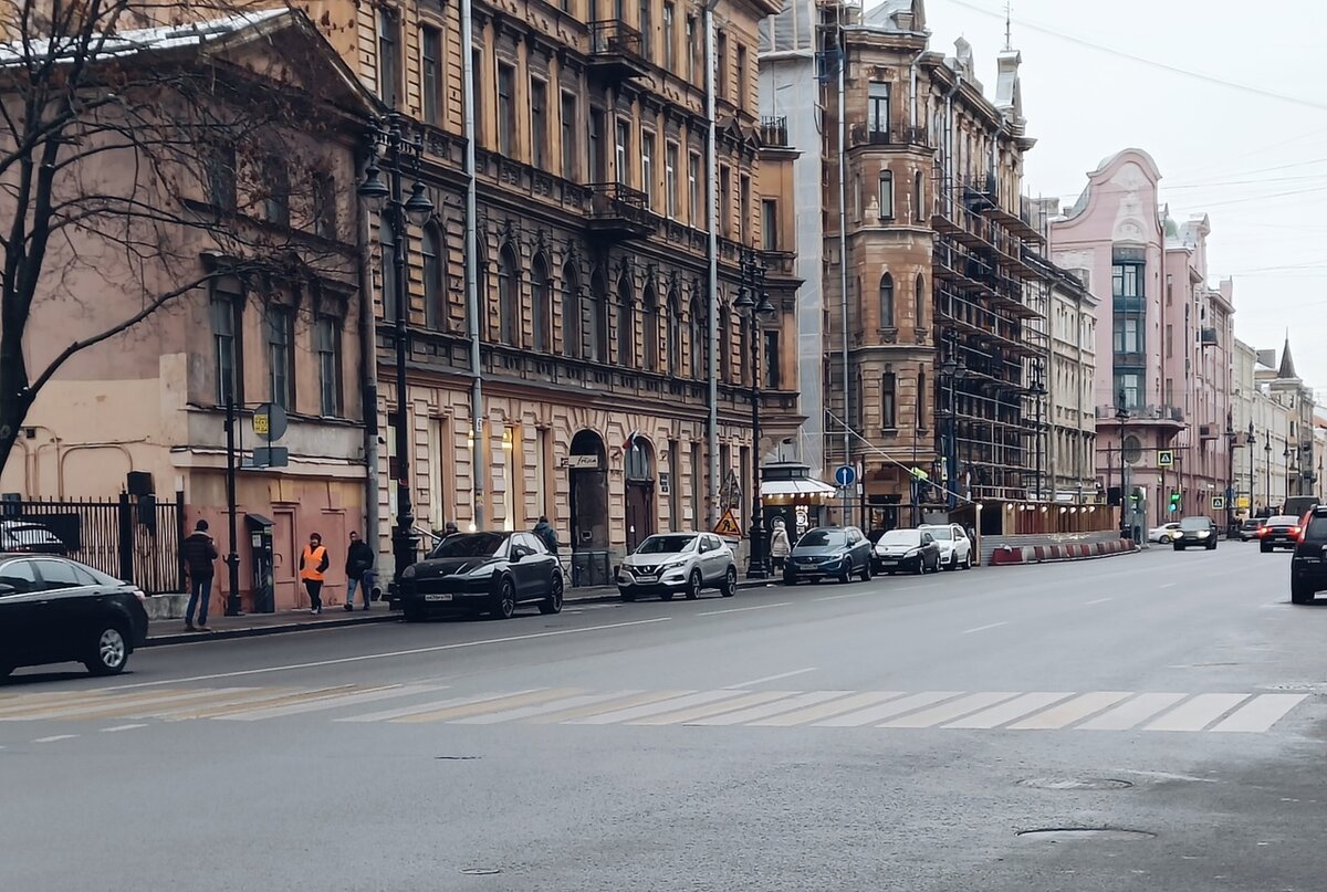 Вид на Дом Бадаева со стороны улицы Восстания ( дальнее розовое здание)