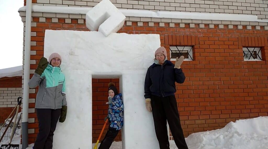    Логотип Пермского Политеха, созданный с помощью снегоблоков / ©Пресс-служба Пермского Политеха