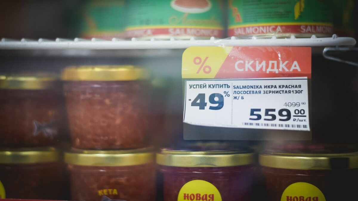     Специалисты тюменского Роспотребнадзора составили список продуктов и напитков, которые следует приобрети за несколько недель до одного из самых главных праздников года. По словам санврачей, для того, чтобы сэкономить на праздничном застолье, продукты следует покупать заранее.