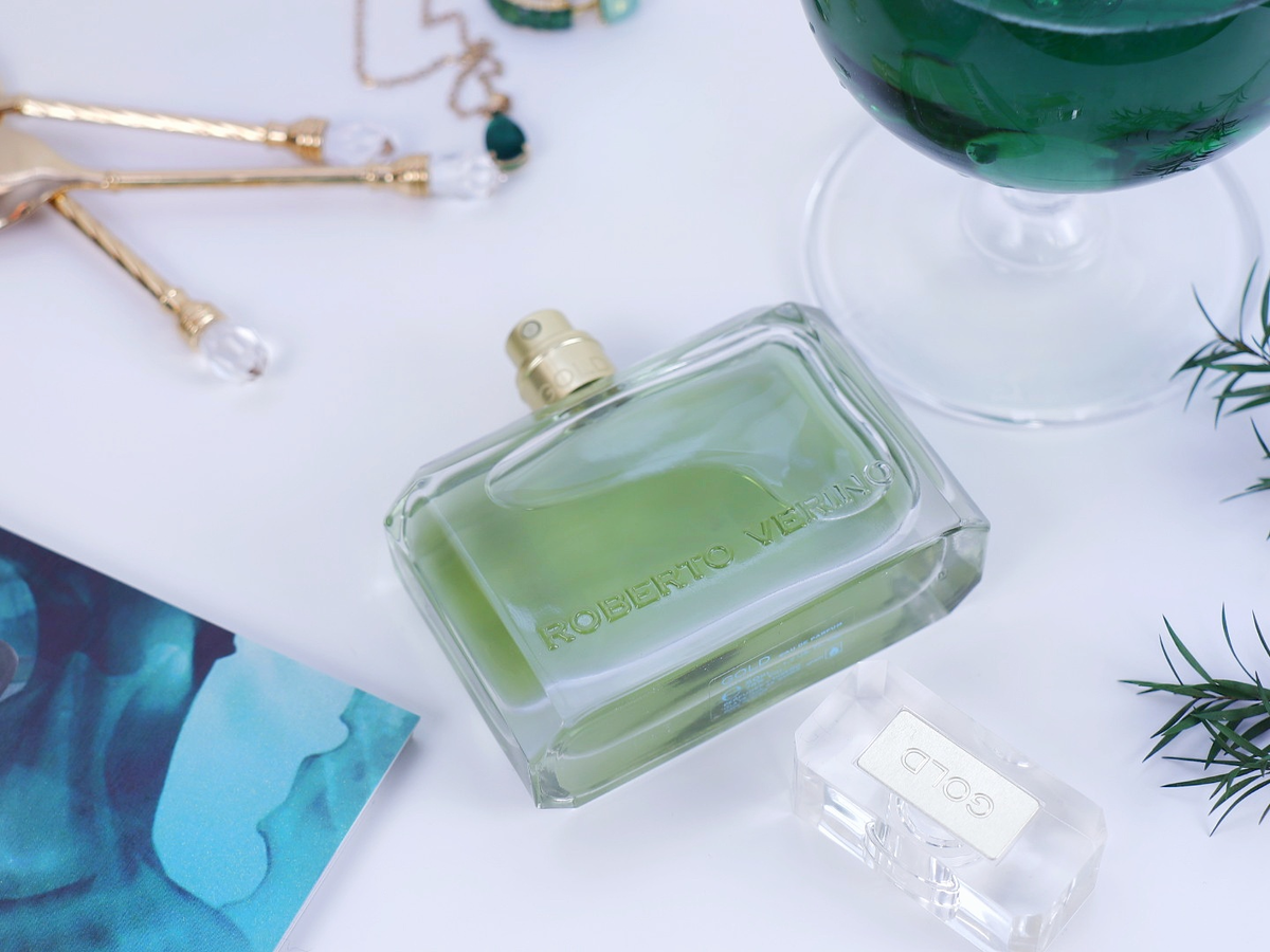 Для кого-то это летний аромат, для меня же зимний. Я в нем чувствую больше сладкой теплоты, чем свежих холодных нот цитрусов