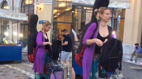 Фанаты сериала «Друзья» готовы раз за разом пересматривать любимые эпизоды и сопереживать его персонажам. Тем интереснее поклонникам фильма было узнать, что Фиби Буффе, одна из героинь «Друзей», живёт среди нас. Очевидцы заметили эту женщину в Афинах (Греция) и не могли не поразиться её сходству с эксцентричной музыкантшей, образ которой воплотила на экране актриса Лиза Кудроу. У дамы при себе даже имелась гитара.