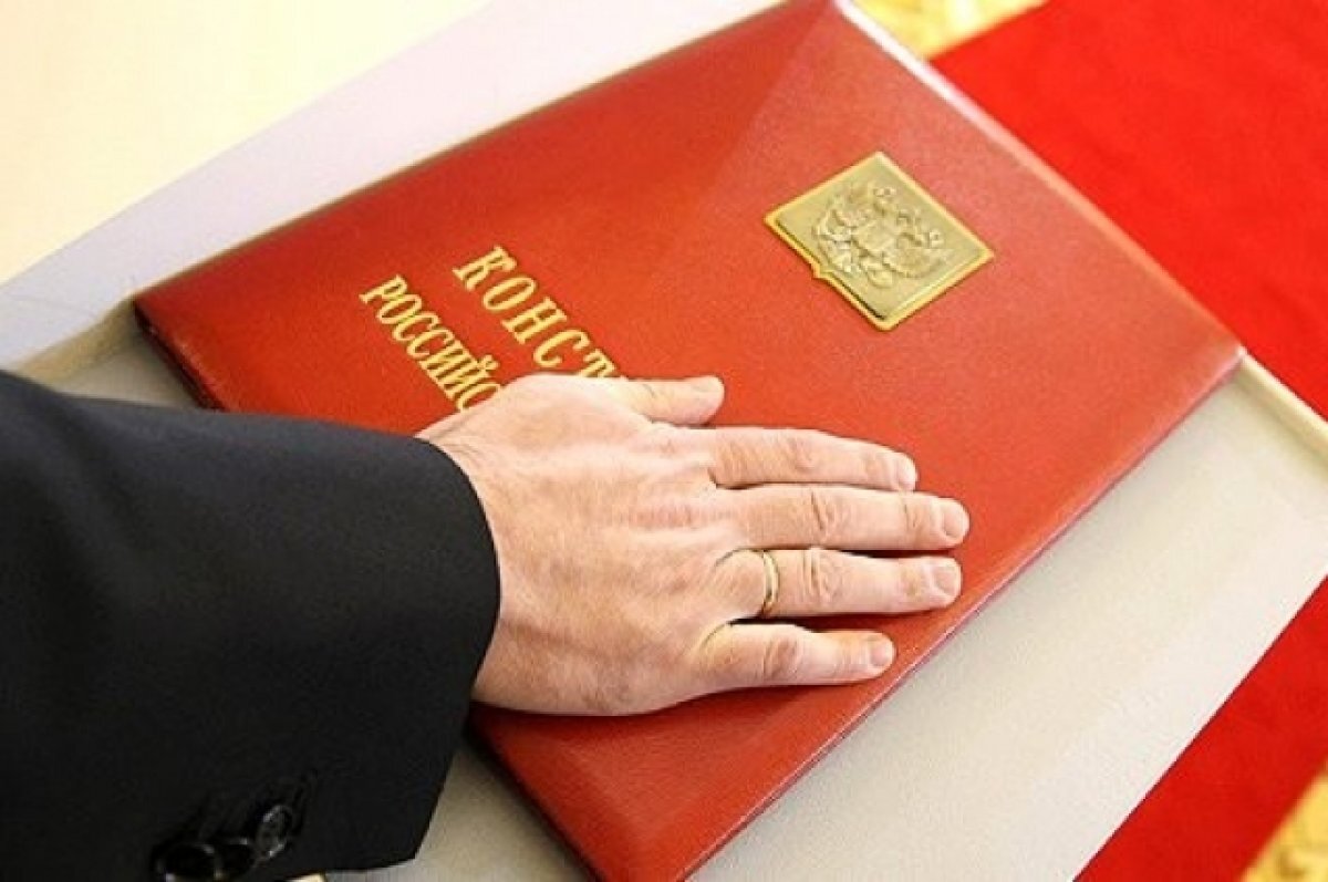   С Днем Конституции России татарстанцев поздравил Рустам Минниханов