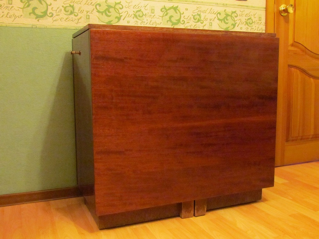 До Нового года две недели. Мы доставали ту самую коробку с антресоли, в которой лежали новогодние игрушки. Друг от друга они были отделены газетами.  Ёлку 31 декабря никогда не наряжали.-4