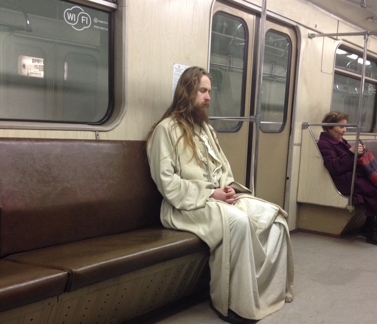 Люди в метро. Метро. Люди в метро. Смешные люди в метро. Сидит в метро.