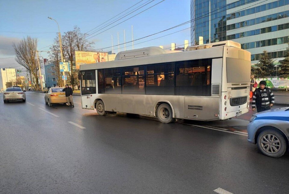     Авария произошла в 14:05 в районе дома 30 по проспекту Нагибина. Фото: управление ГИБДД по Ростовской области.
