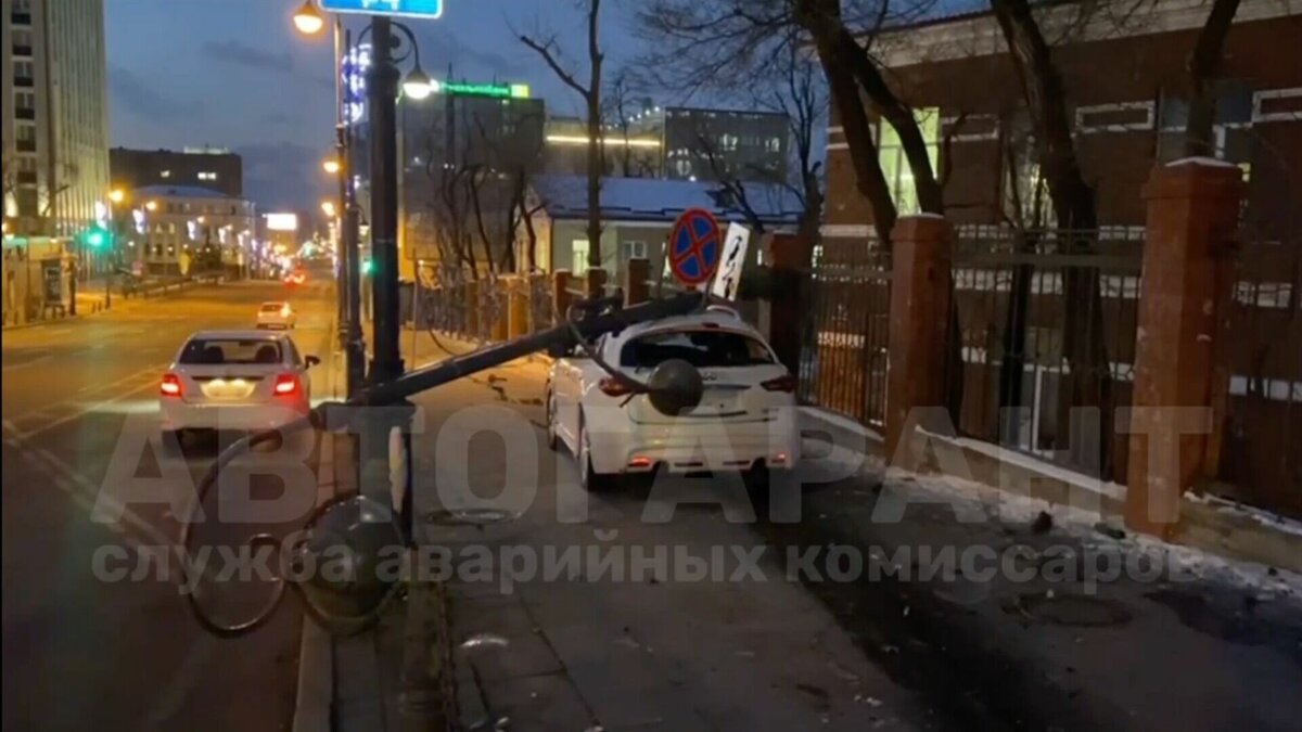     В воскресенье 18 декабря в центре Владивостока водитель внедорожника Infiniti не справился с управлением и снес столб уличного освещения. От удара переднюю часть автомобиля разорвало пополам.