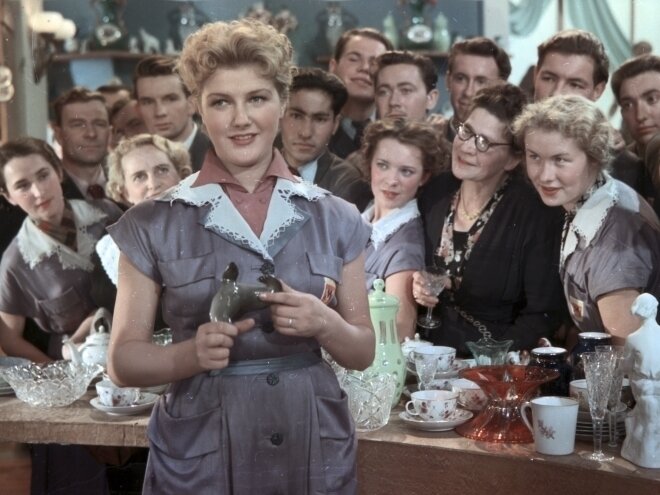 Светлана всерьёз занималась балетом, но без всякого образования прославилась после выхода фильма "За витриной универмага". Фото: Pinterest 