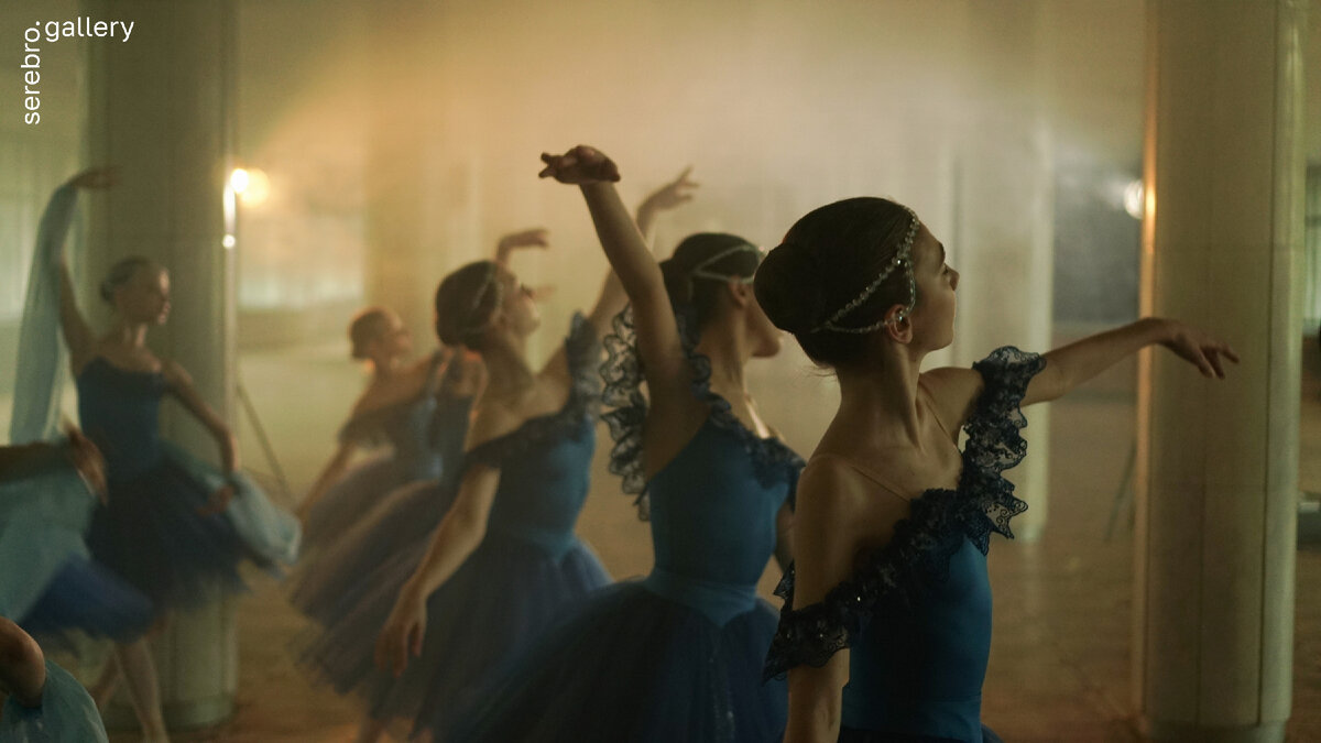 Екатерина Перфилова | @katys_page | «Балет тонкой нитью проходит сквозь мою жизнь. Детство возле балетного станка, затем первый короткий метр в качестве сценариста и 
режиссера был снят про балерину. И сейчас я счастлива иметь возможность попадать в эстетику этого мира со своей камерой. Мечтаю поснимать  закулисье в Большом» | Фотовыставка «Кадр из кино»