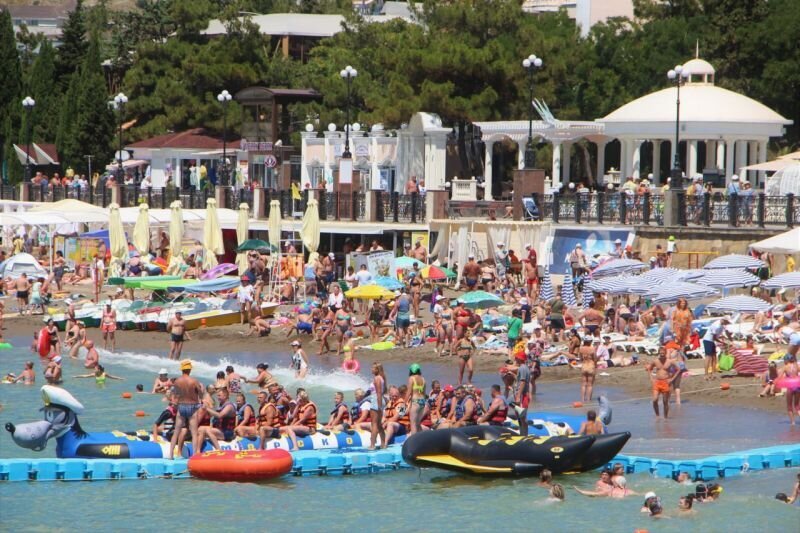 По данным систем раннего бронирования количество туров на пляжный сезон сократилось на 50% по сравнению с 2021 годом – сообщает Ассоциация туроператоров Юга России.-2