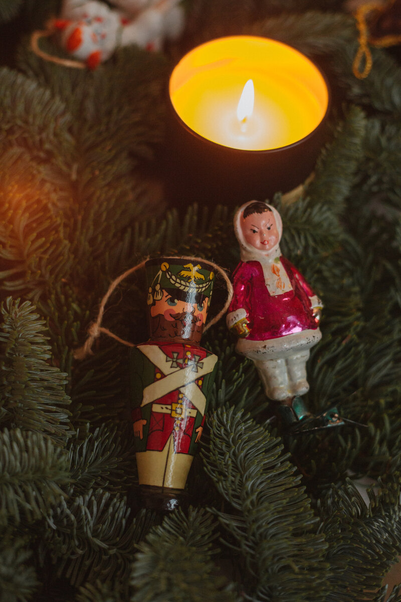 Это семейные реликвии. Одна игрушка из семьи супруга Олимпиады Арефьевой, вторая — ее собственная.