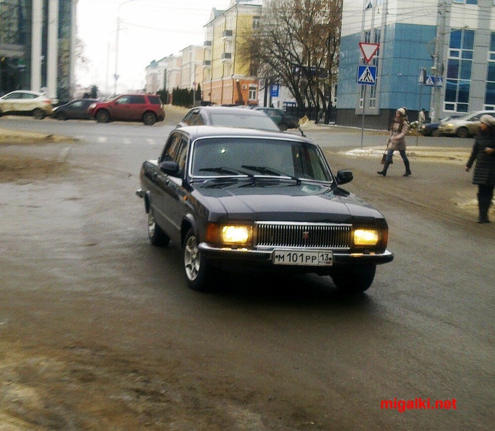 Фото начала 10-х. Неподалеку от дома правительства. Обратите внимание на номера: "Министерство Республики"!!! Листаем вбок -->