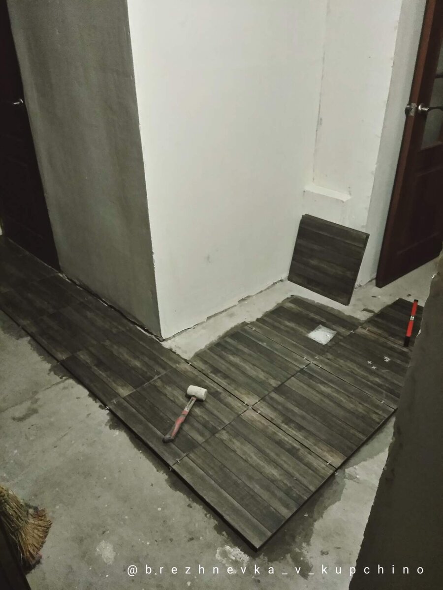 Этапы укладки керамогранита на полу. Фото моё.