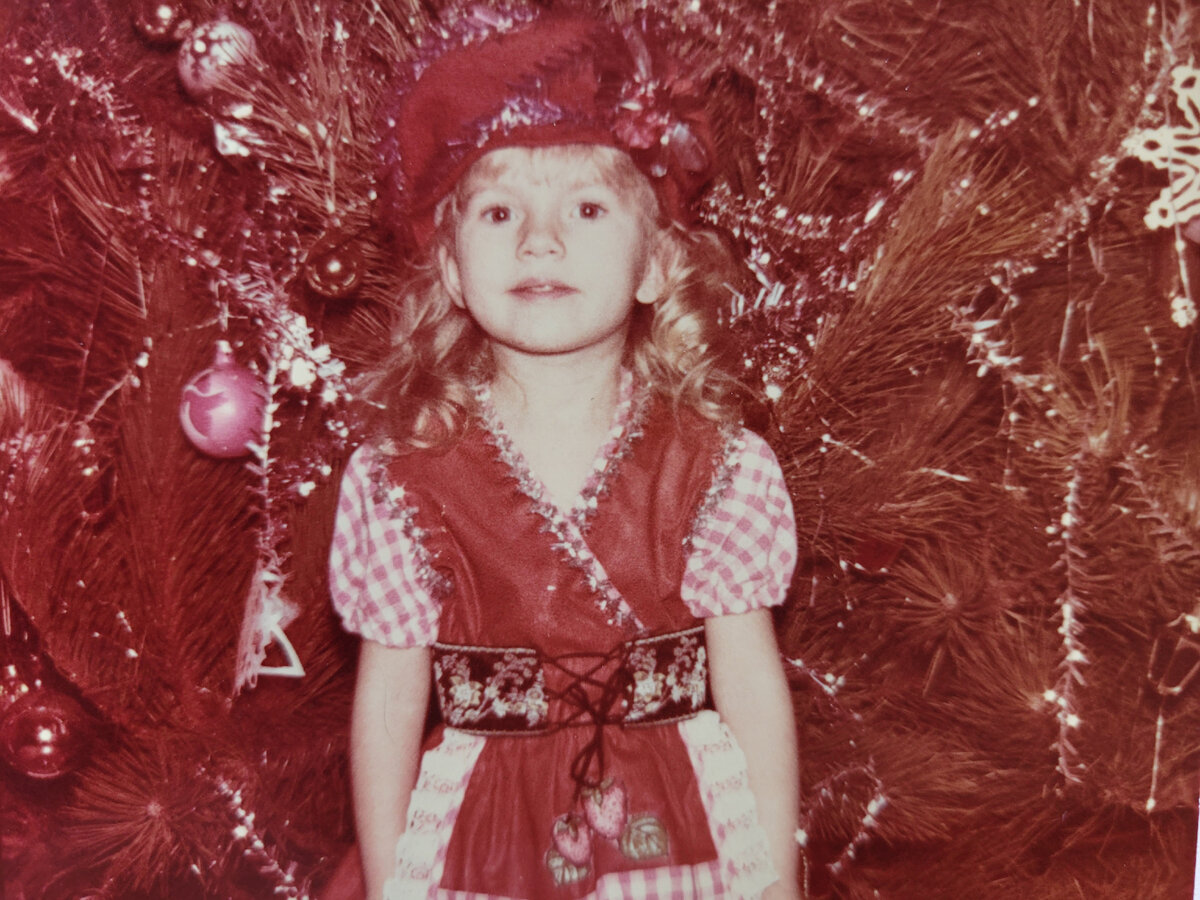 А здесь я Красная Шапочка. Совсем маленькая