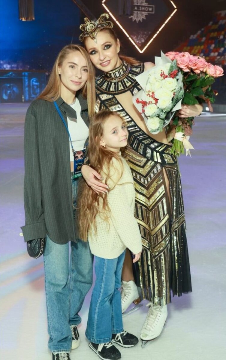    Татьяна с дочерьмиСоцсети Татьяны Навки