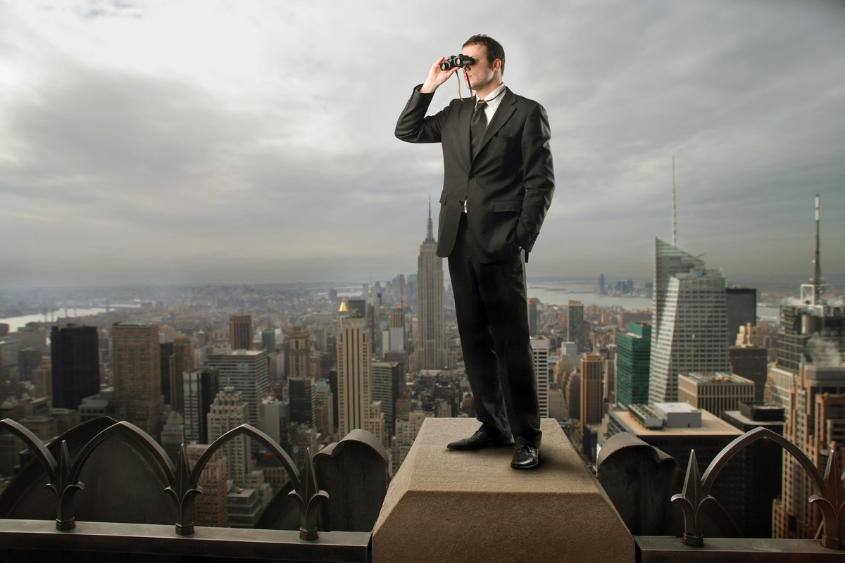 Наблюдать за тем где. Человек на небоскребе. Бизнесмен на фоне города. Бизнесмен на фоне небоскреба. Бизнесмен на фоне здания.