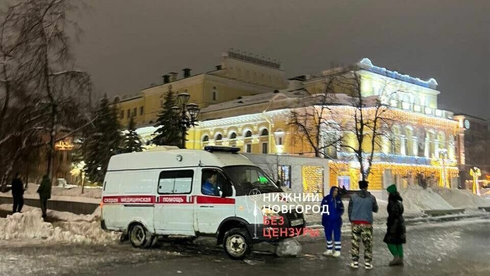     Карета скорой наехала на каменное ограждение в Нижнем Новгороде. Об этом сообщает паблик «Нижний Новгород без цензуры».
