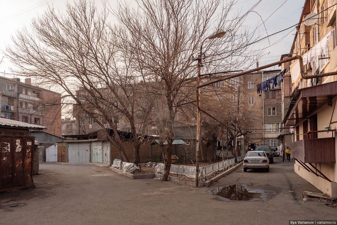 Жилая улица Еревана. Самострой в Ереване. Кот в Ереване.