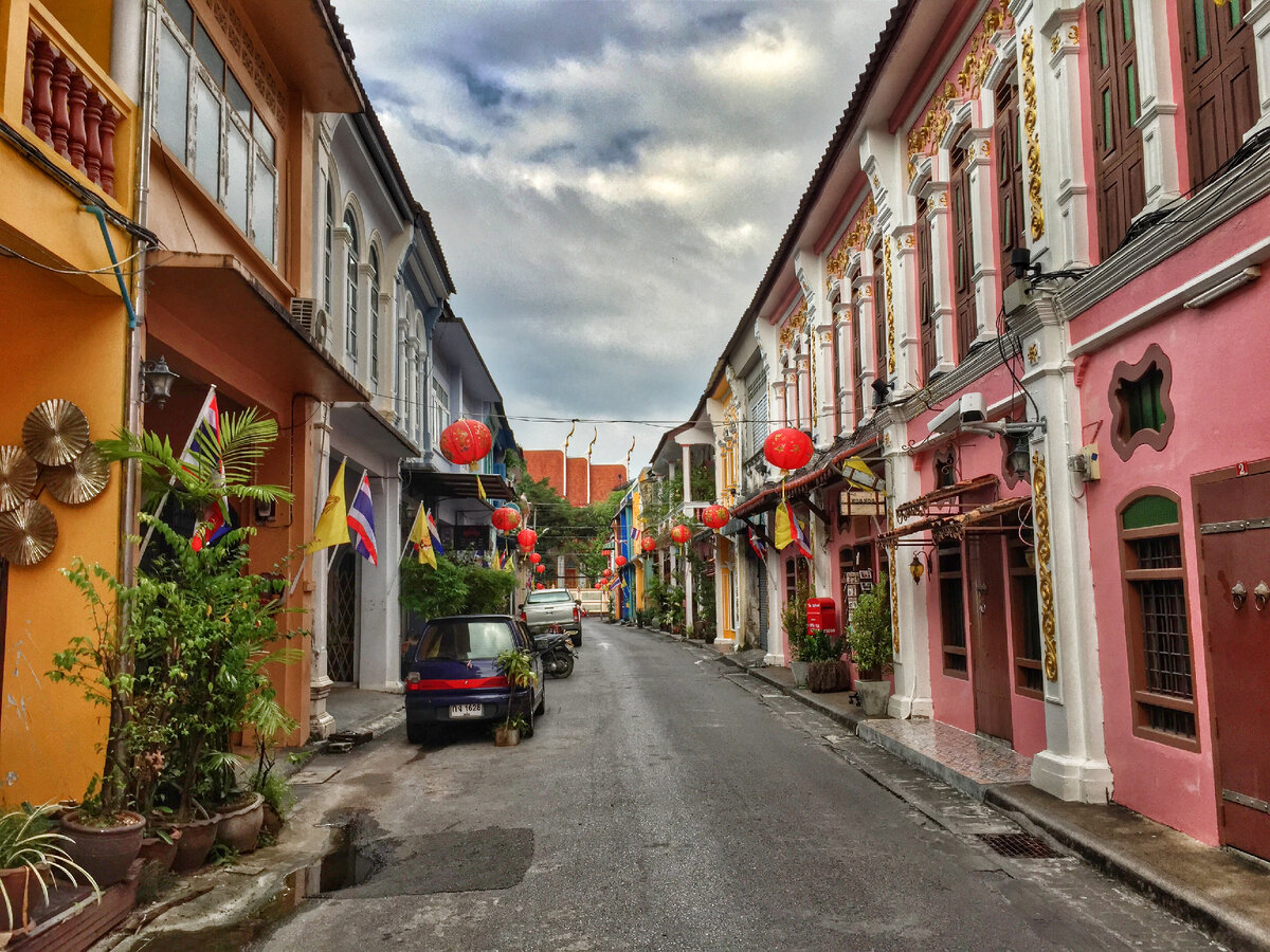 Phuket town. Пхукет Таун. Старый город Пхукет. Пхукет Таиланд улочки. Пхукет Таиланд город улицы.