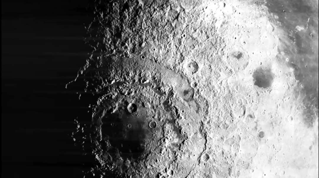 Кратер Луны, диаметром 930 километров