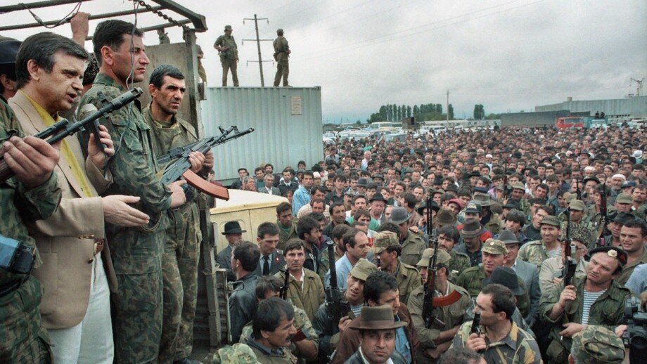 Фото: ТАСС / Геннадий Хамельянин / Руслан Хасбулатов выступает на митинге в Чечне, 1994 год