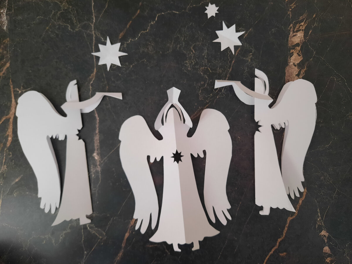 Ангел на зеленых ветвях – елочная игрушка как символ рождественского волшебства