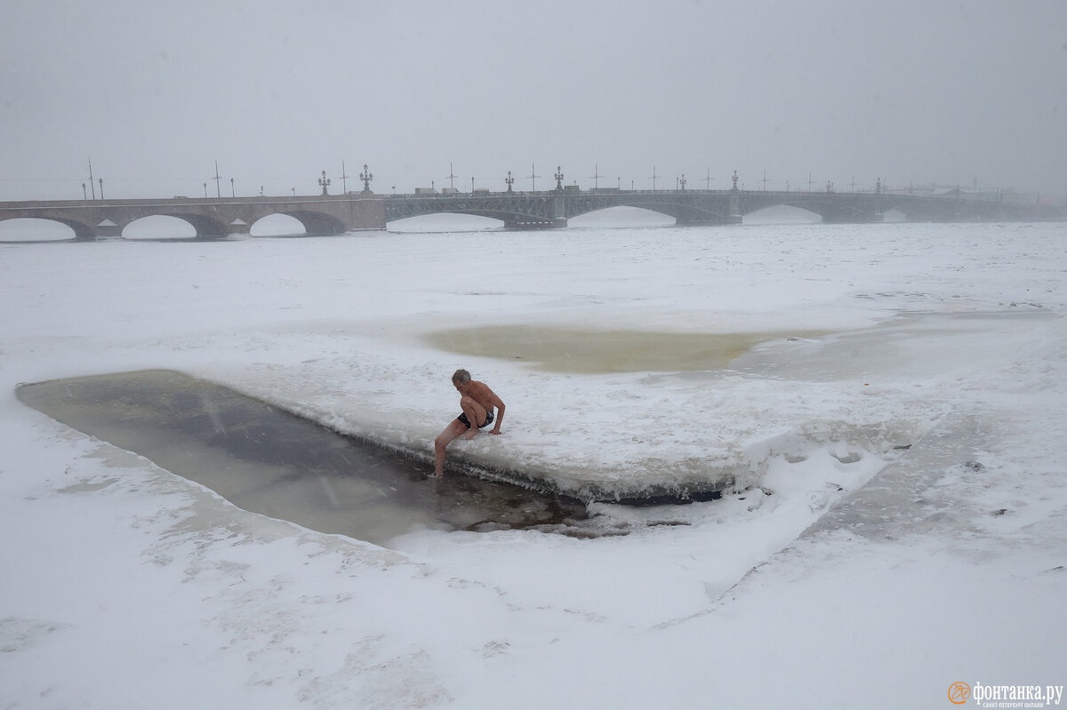 Загорают на Неве у Петропавловской крепости