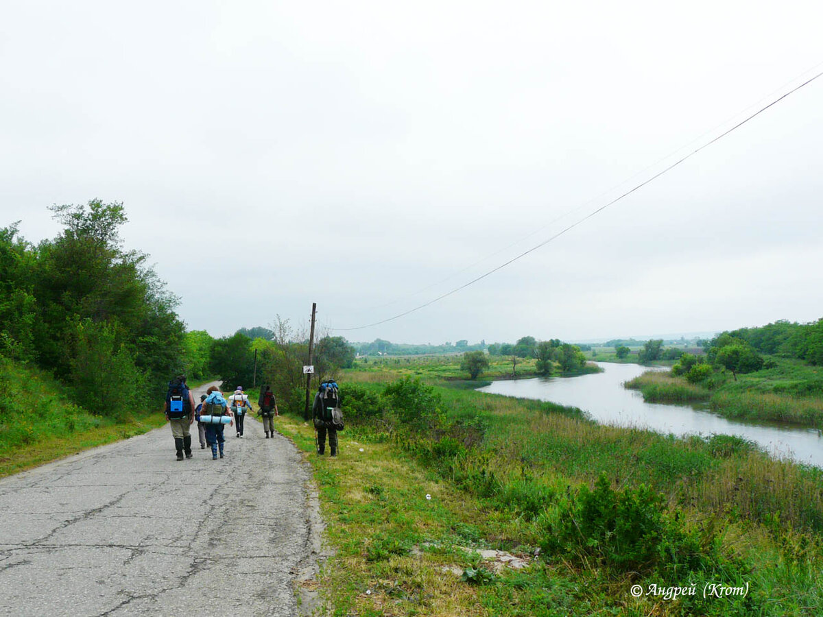 Дорога вдоль речного русла