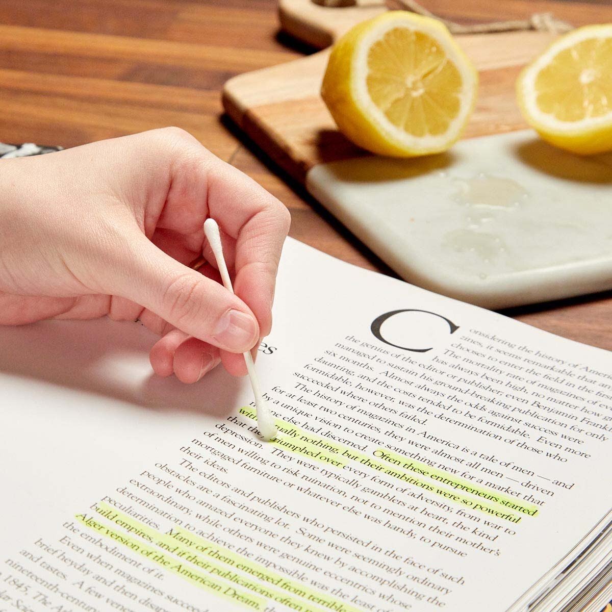 Некоторые до сих пор любят делать пометки в книге с помощью маркера. Чтобы удалить их, используйте лимонный сок. Нанесите его на ватный тампон и проведите по нужному месту. След маркера исчезнет.Совет лучше работает, если маркерная отметка относительно свежая.
