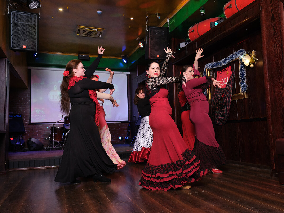 Младшая группа и руководитель школы фламенко “Alma Gitana” исполняют тангос на новогодней вечеринке-концерте в ирландском пабе “O'Connell's”. 28 декабря 2022 г.