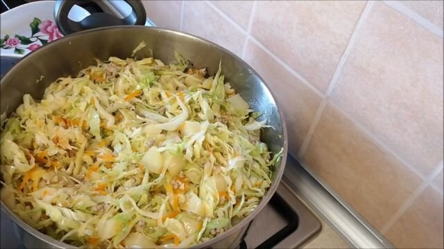 Овощное рагу с капустой и картошкой, и мясом