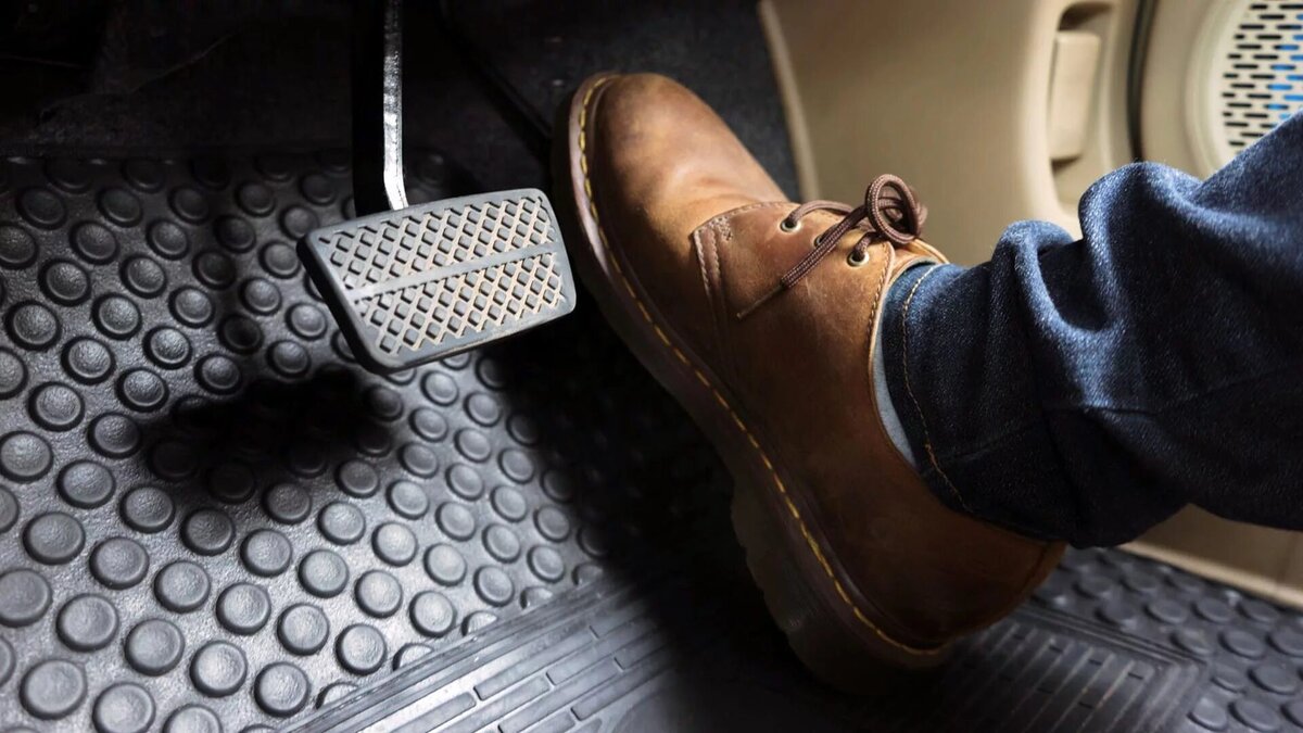 Педаль газа заклинило