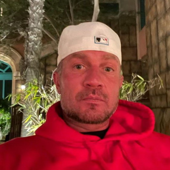     Роман Костомаров попал в реанимацию с пневмонией