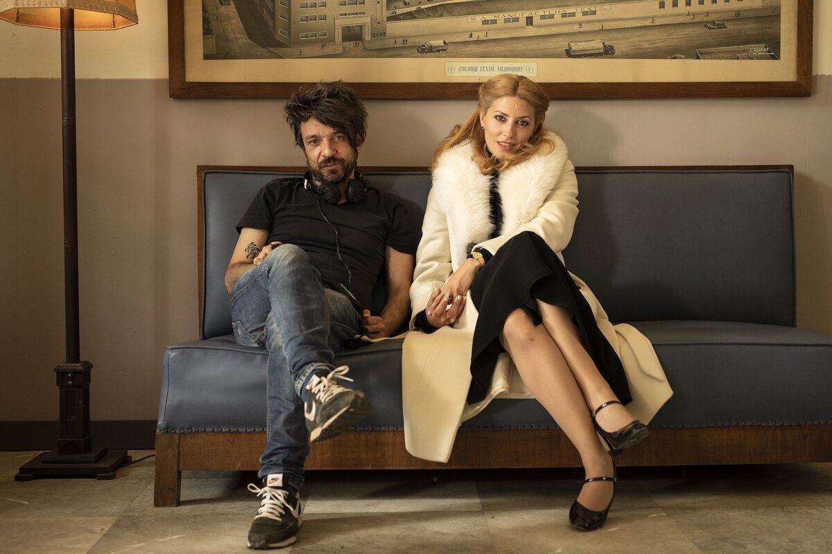 Актриса Барбара Ленни (исполнила роль Алисии “Элис” Гульд) и режиссёр фильма Ориол Паоло