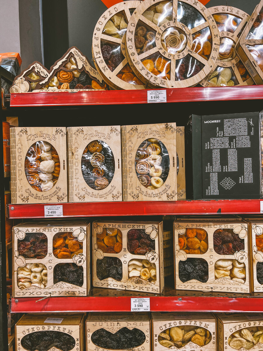 Первый пункт что нужно купить: сухофрукты. Они здесь просто нереально вкусные. Их можно есть тоннами, даже тем, кто сухофрукты не любит. Эти вы полюбите с первого укуса.