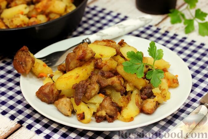 Жаркое с курицей, грибами и картофелем