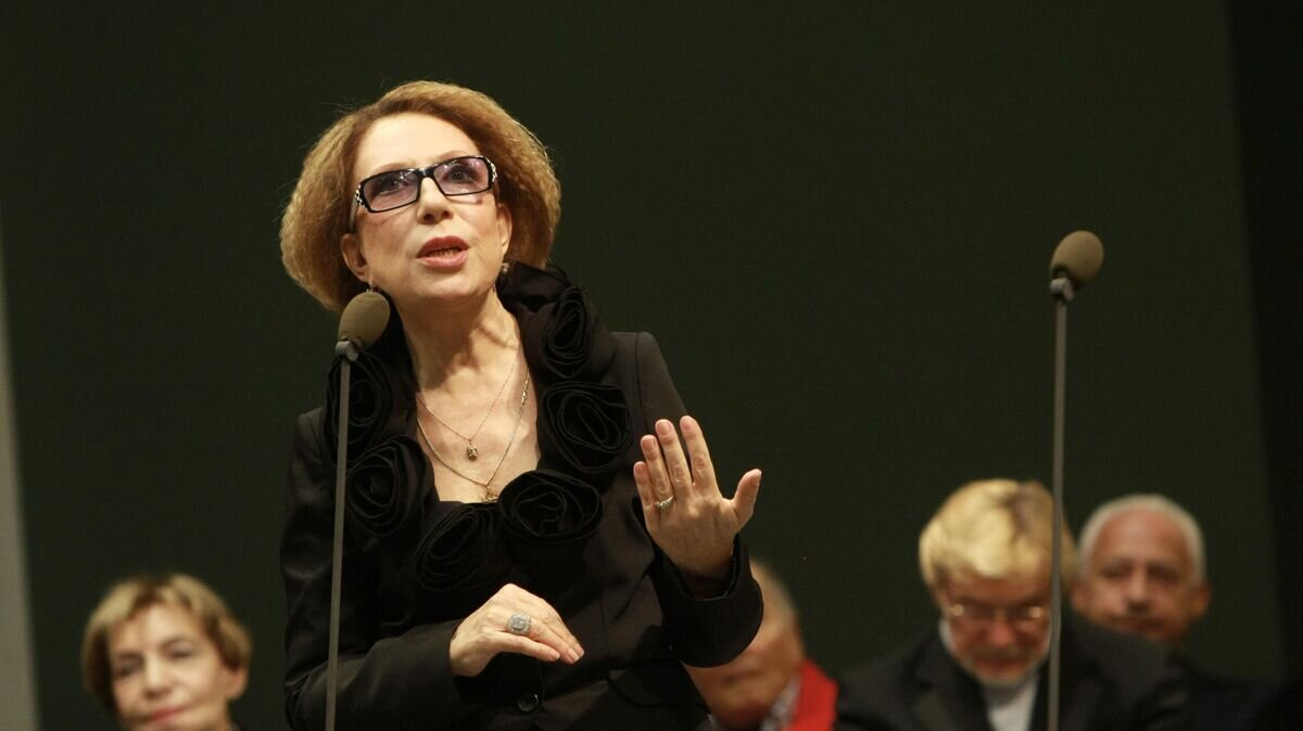    Актриса Инна Чурикова на церемонии вручения первой независимой премии "Триумф" за высокие достижения в области искусства© РИА Новости / Михаил Фомичев