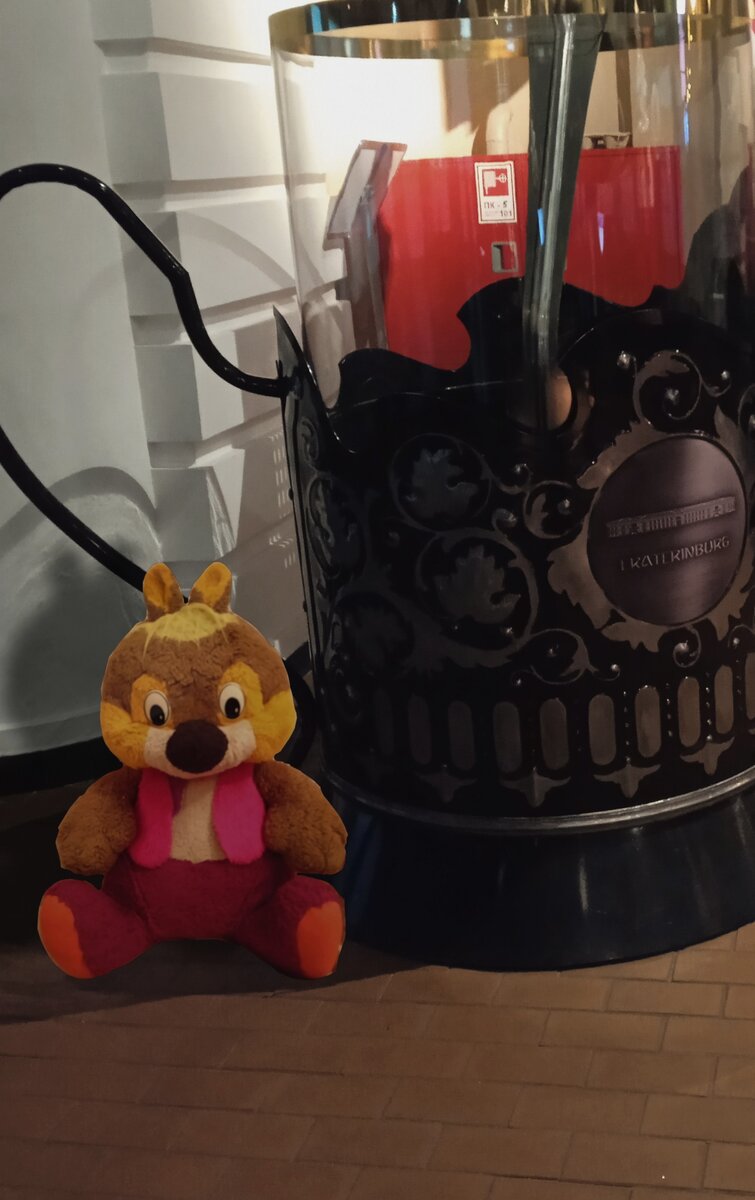 Тимка у статуй стакана