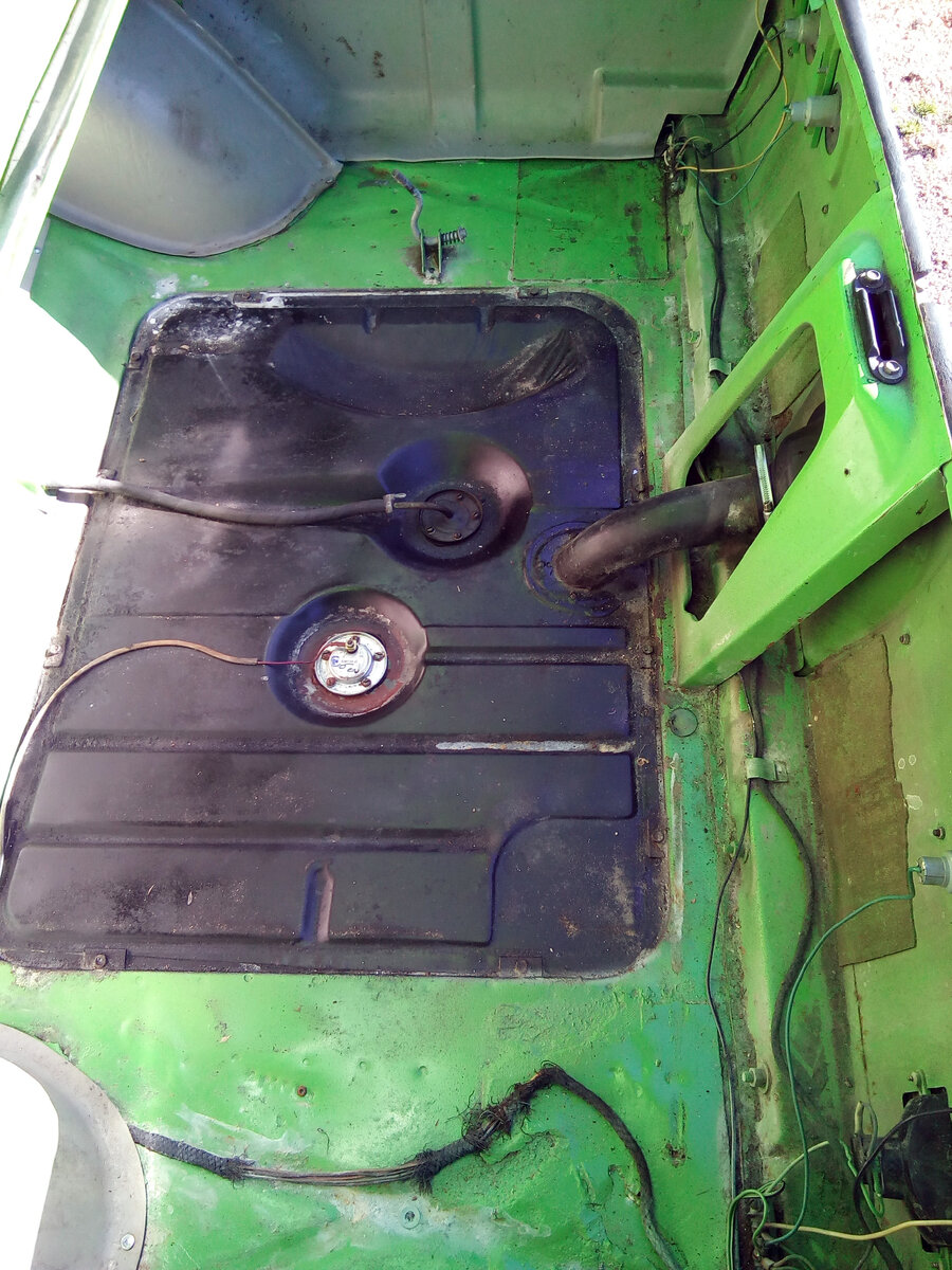 Вид багажника без коврика и части облицовок. По моему не плохо для сорока лет эксплуатации.