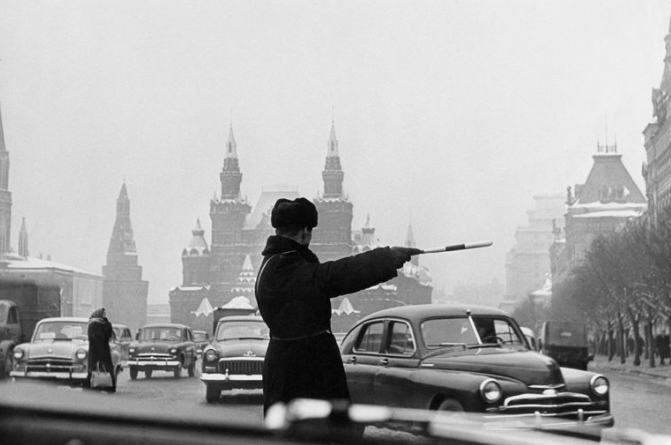 Фотограф Юрий Абрамочкин. Регулировщик, Москва, Красная площадь, 1962 год