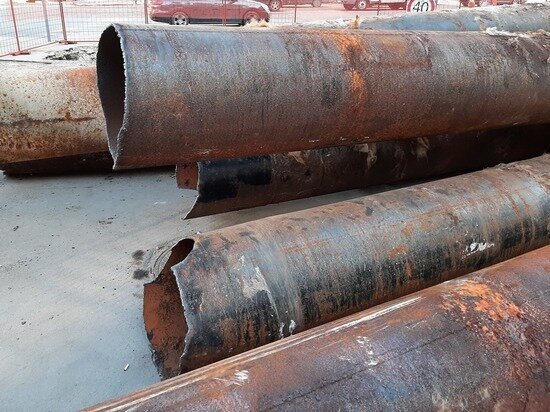     Известно, что специалистам предстоит заменить несколько метров старой трубы. Фото: Евгений Кузнецов