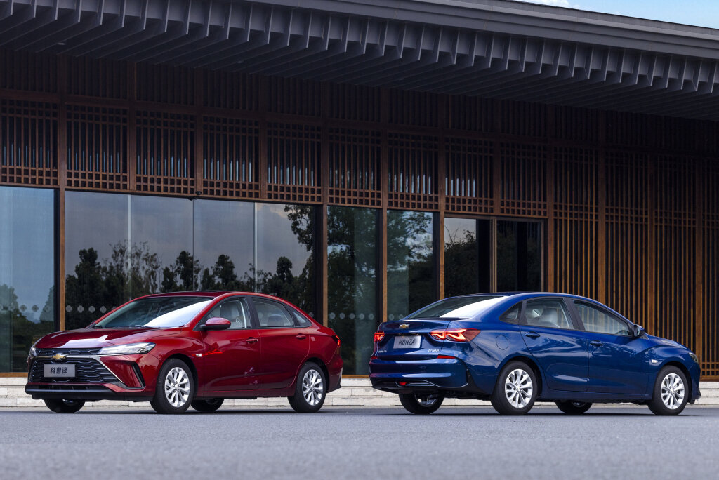 Chevrolet Monza является преемником некогда популярного в России Cruze. При этом для отечественных покупателей автомобиль доступен исключительно китайской сборки, а купить его можно только оформив предварительный заказ. Стоимость новинки установлена на уровне 1,99 млн рублей, но ценник может меняться в зависимости от курса рубля к юаню. Учитывая дефицит автомобилей на рынке России, а также актуальные цены на них, новая Monza оказалась весьма бюджетной. Например, топовые версии Lada Vesta у дилеров «АвтоВАЗа» сейчас стоят выше 2 млн рублей


