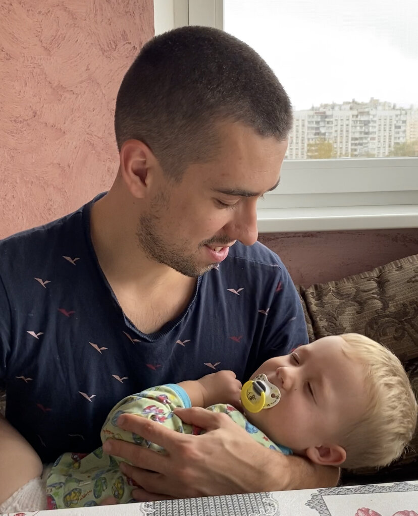 Вот так. Наша вторая ляля. А ведь действительно, с появлением второго ребёнка старший не стал взрослее… Он всё ещё малыш, который нуждается в ласке и внимании иногда даже больше, чем младший.