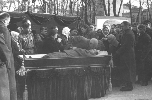 Прощальная церемония с Ватутиным. Киев. 1944