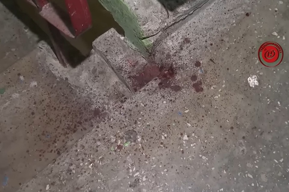     Кровью жертвы была залита вся плозадка между третьи и четвертым этажами многоэтажки. Фото: стоп-кадр | видео ОНТ