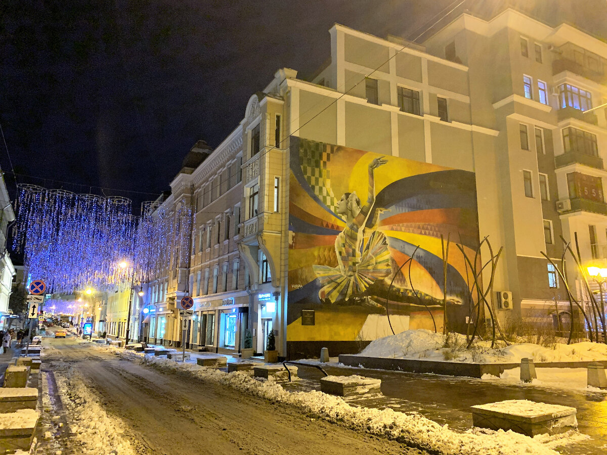 Сквер Майи Плисецкой напротив ресторана